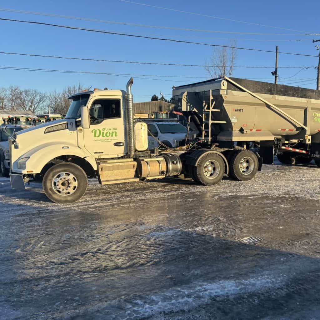 Camion de nettoyage industriel avec logo Jardin Dion sur le côté.