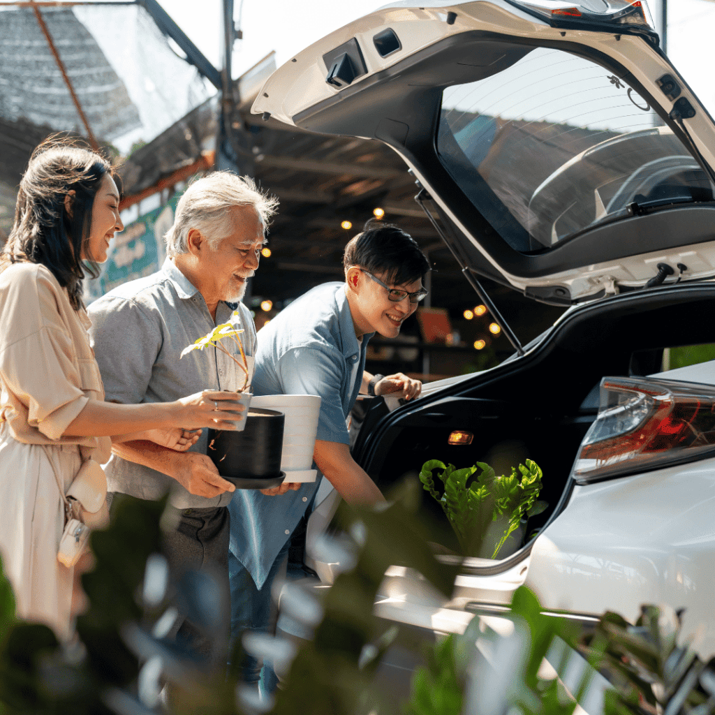 Famille faisant le plein d'essence dans une station-service à Sainte-Thérèse.