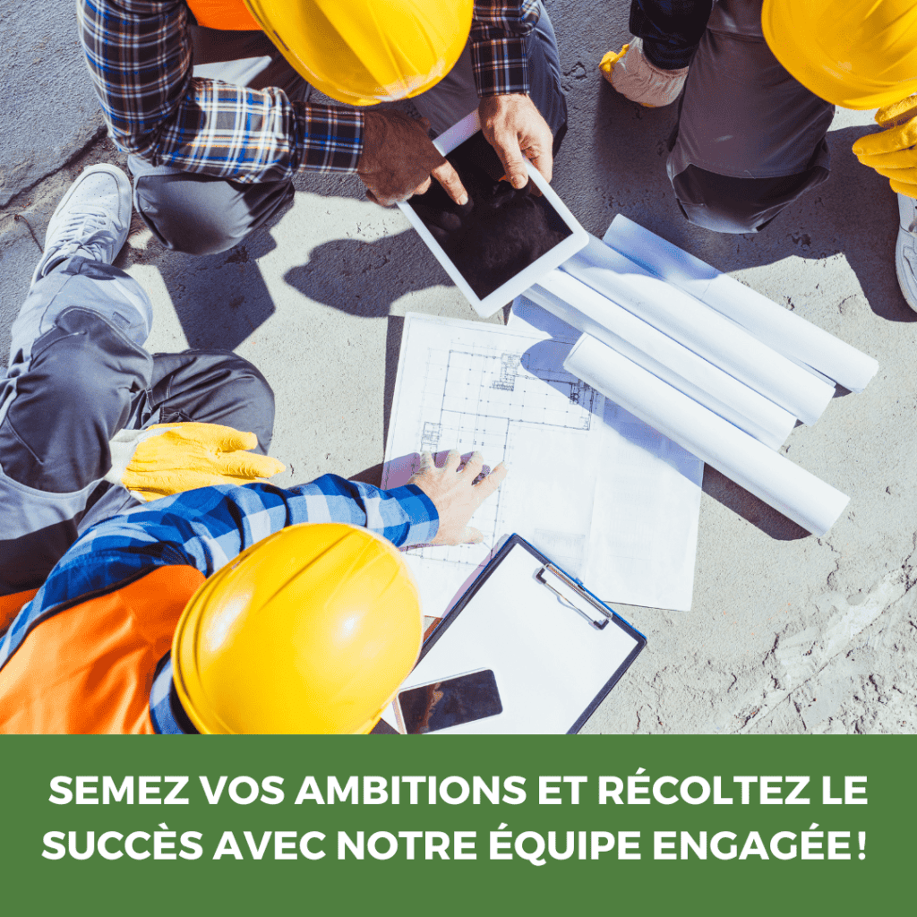 Groupe de contremaîtres planifiant un projet de construction en extérieur.