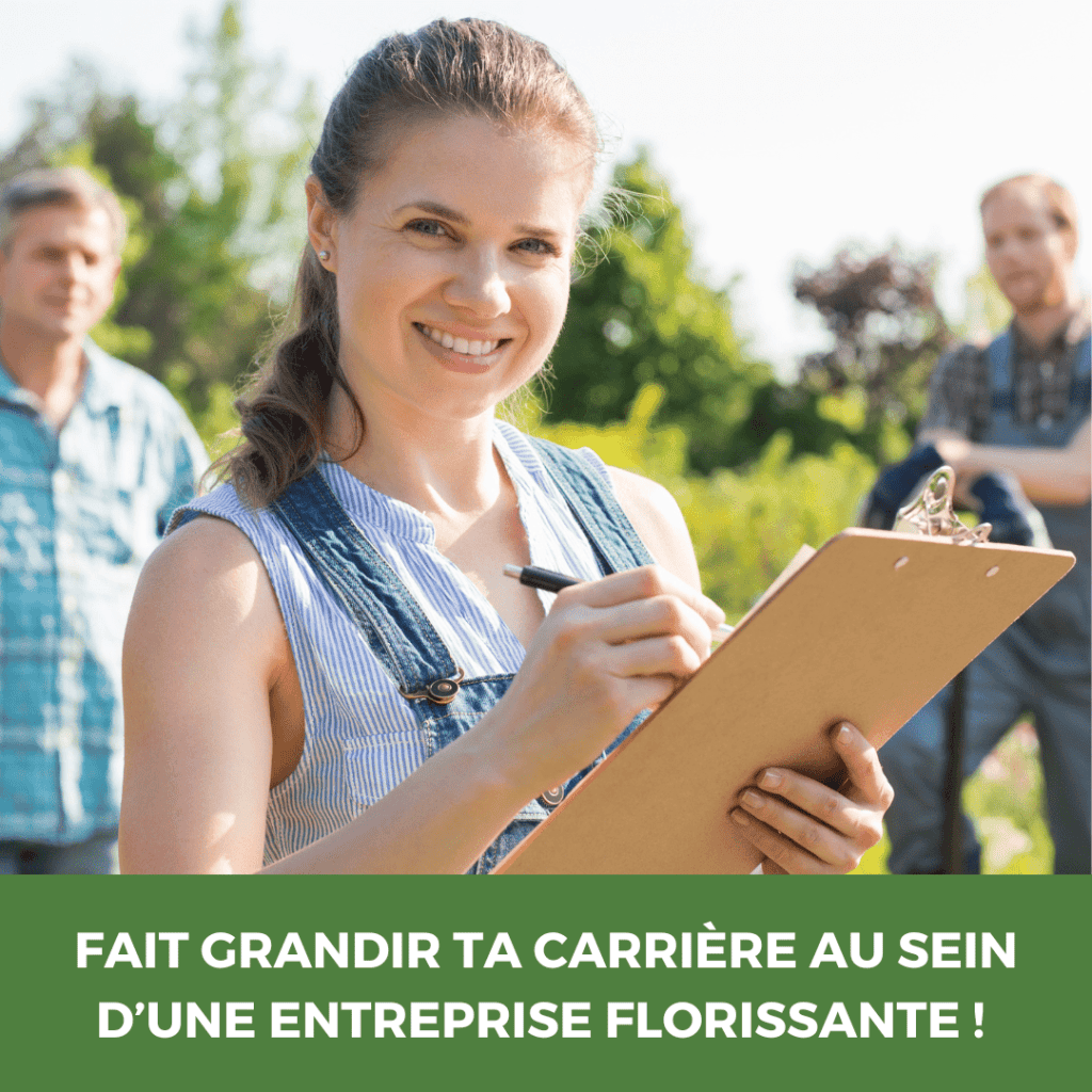 Femme souriante avec un clipboard en extérieur, équipe de paysagistes en arrière-plan.