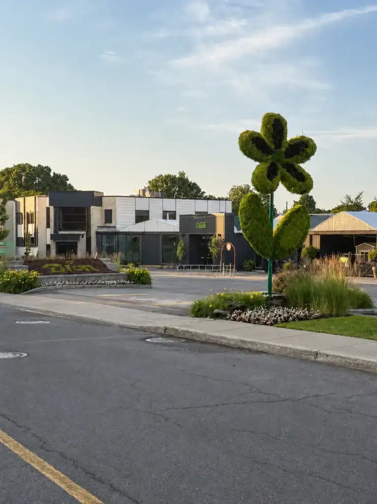 Arbre en forme de trèfle dans un paysage urbain moderne.